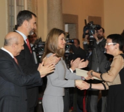 Doña Letizia hace entrega del Premio Nacional de Teatro 2012 a Blanca Portillo
